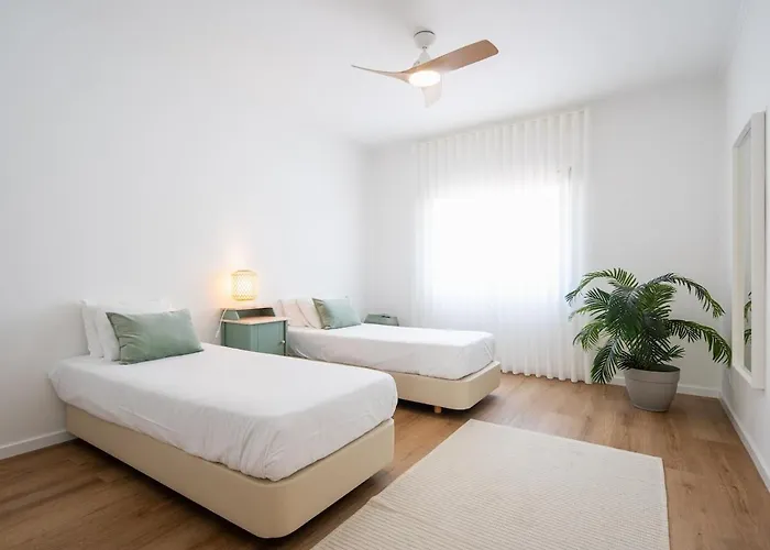 Bright & Spacious By Ribeira Grande