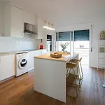 Bright & Spacious By Holiday home *