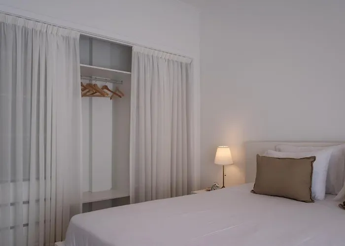 Bright & Spacious By